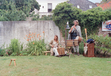 818905 Afbeelding van twee muzikanten in de tuin van Museum Dorestad (Muntstraat 23) te Wijk bij Duurstede tijdens het ...